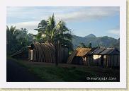 paysages 17 * Séchage traditionnel des bambous pour la construction des maisonsDrying bambous for traditional house buildings
©Eric Mathieu * 800 x 535 * (50KB)